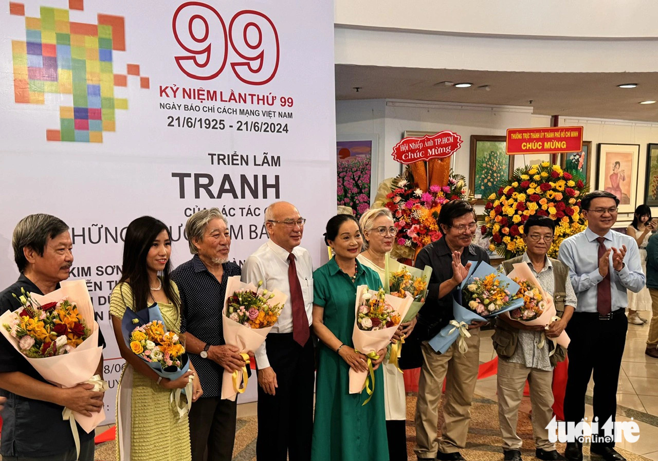 Các nhà báo tham gia triển lãm tranh - Ảnh: HOÀI PHƯƠNG Các nhà báo tham gia triển lãm tranh - Ảnh: HOÀI PHƯƠNG