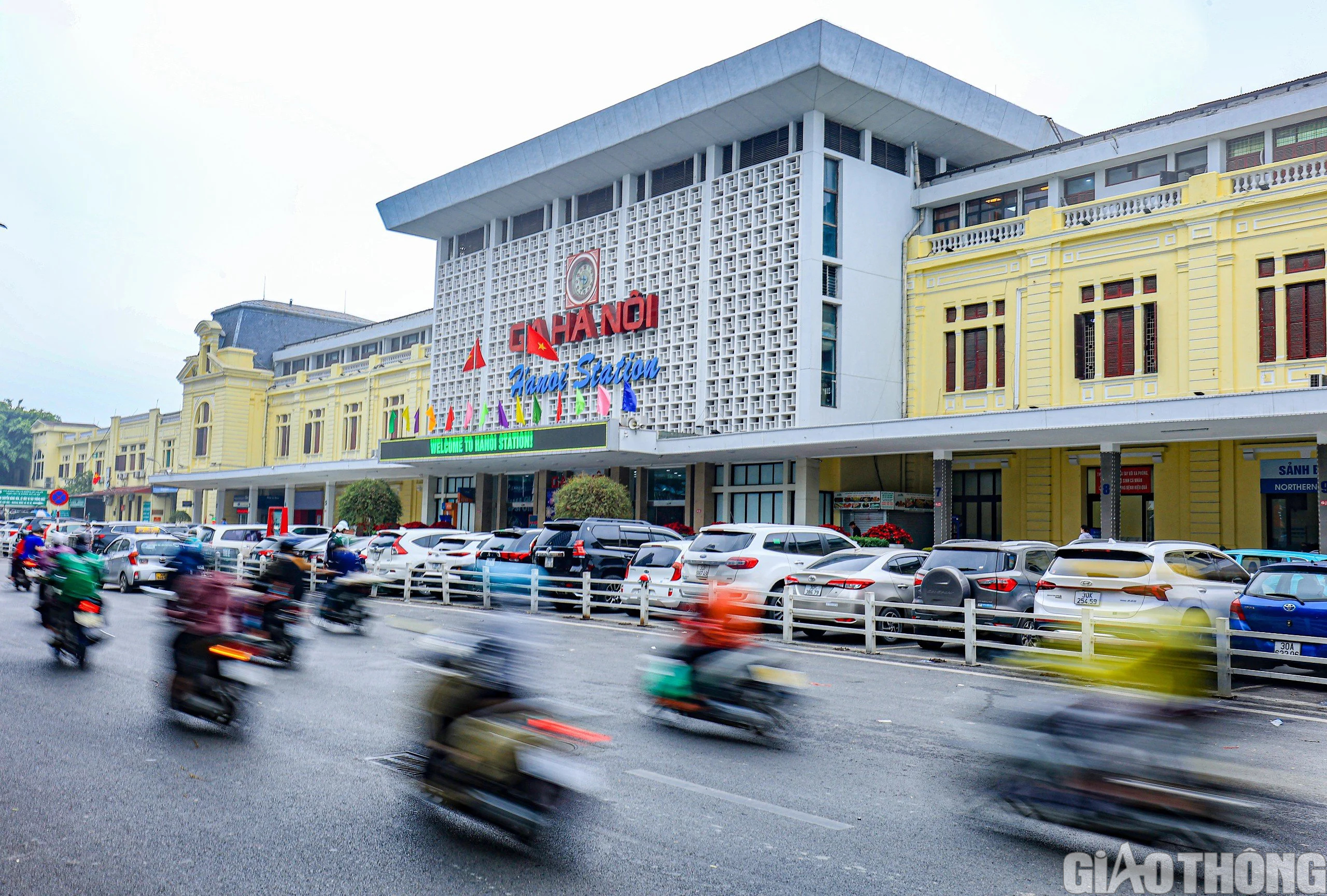 Khách đi tàu bất ngờ ga Hà Nội Khách đi tàu bất ngờ ga Hà Nội