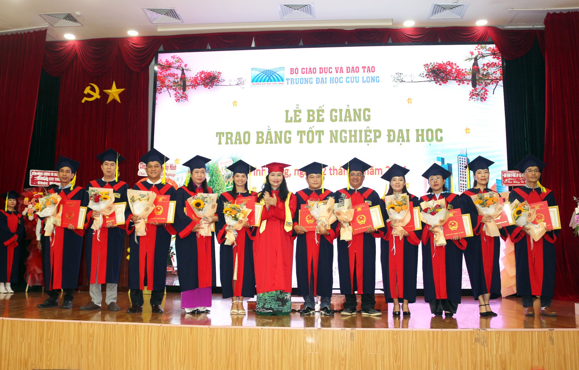 Trường ĐH Cửu Long trao bằng tốt nghiệp cho gần 900 cử nhân, kỹ sư- Ảnh 1. Trường ĐH Cửu Long trao bằng tốt nghiệp cho gần 900 cử nhân, kỹ sư- Ảnh 1.