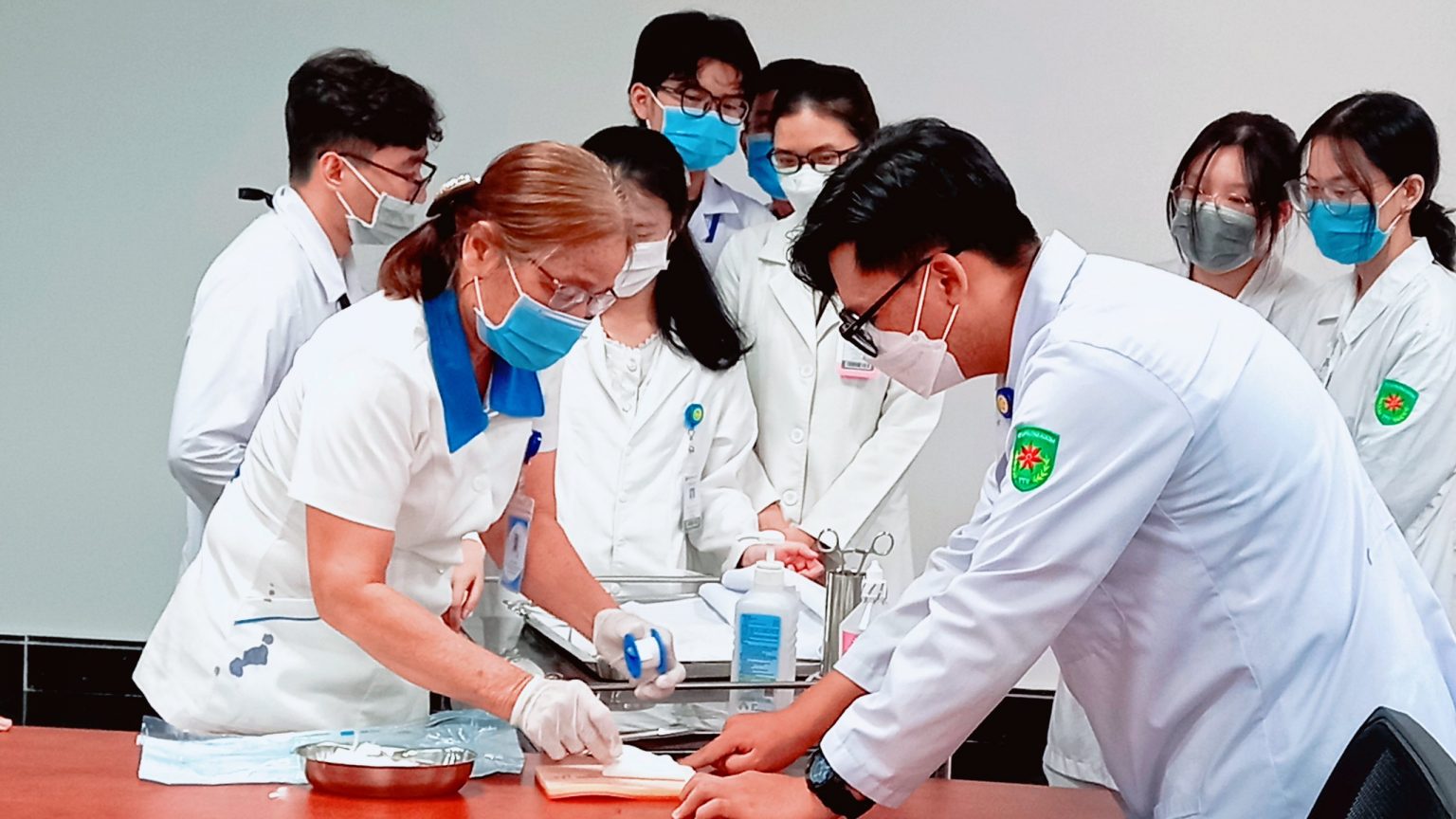 Trường ĐH nào xét tuyển môn văn và tiếng Anh cho khối ngành sức khỏe?- Ảnh 1. Trường ĐH nào xét tuyển môn văn và tiếng Anh cho khối ngành sức khỏe?- Ảnh 1.