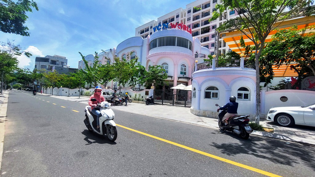Trường mầm non dạy bơi, phụ huynh phải ký đơn 'chấp nhận rủi ro tiềm ẩn'- Ảnh 1. Trường mầm non VCN World bên cạnh một chung cư tại khu đô thị Phước Long 2, TP Nha Trang (Khánh Hòa) - Ảnh: PHAN SÔNG NGÂN