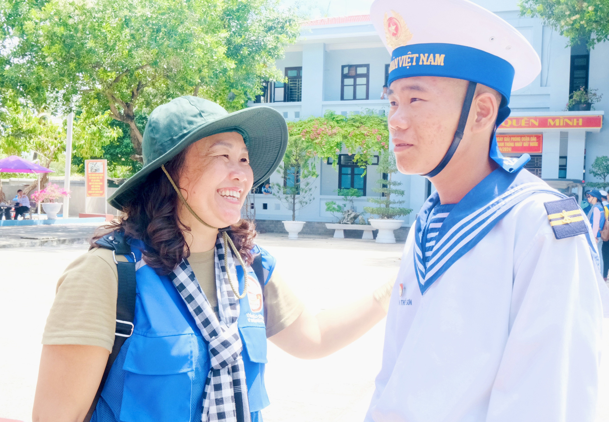 Giây phút người mẹ Nguyễn Thị Lành gặp lại con trai Huỳnh Thế Sơn ngay tại đảo Sinh Tồn - Ảnh: HÀ THANH Giây phút người mẹ Nguyễn Thị Lành gặp lại con trai Huỳnh Thế Sơn ngay tại đảo Sinh Tồn - Ảnh: HÀ THANH