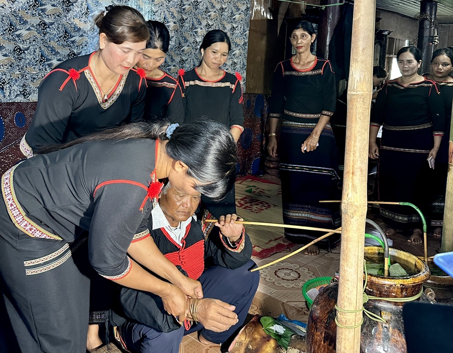 về cư mgar Đắk lắk dự lễ cúng sức khỏe của người Ê Đê hình ảnh 2 ve cu mgar Dak lak du le cung suc khoe cua nguoi E De hinh anh 2