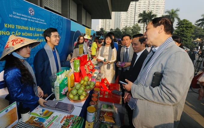 z5504969512134_a6cc35a8d728a7fe027d7300e2ef8b0b-141158_847.jpg Khu trưng bày nông sản của Hà Nội. Ảnh: Tư liệu.