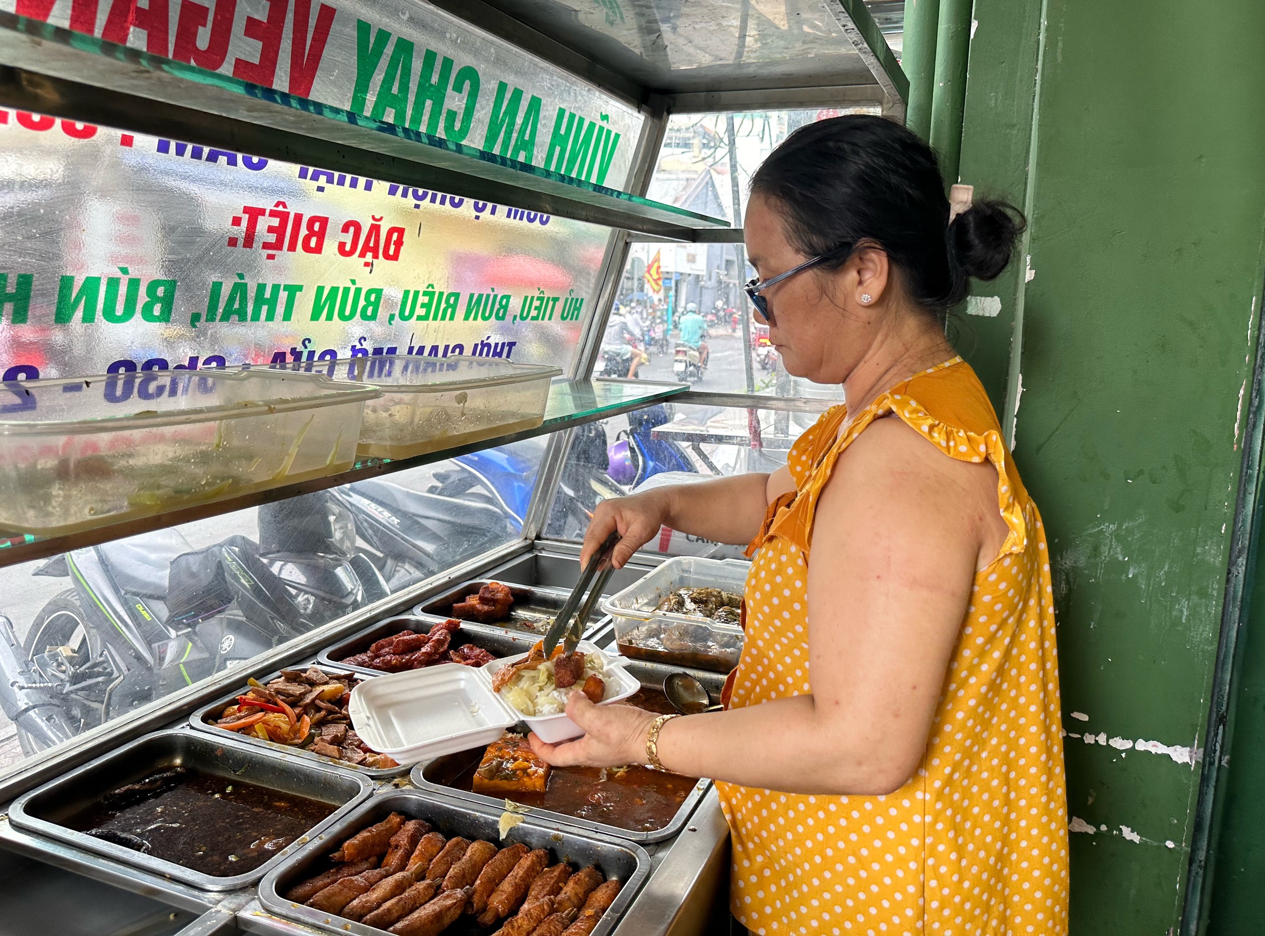 Giải mã giá món chay ở TP.HCM: Vì sao quán bán vài chục ngàn, có nơi bán vài trăm ngàn/món?- Ảnh 1. Những quán chay bình dân phổ biến ở TP.HCM, với mức giá chỉ vài chục nghìn