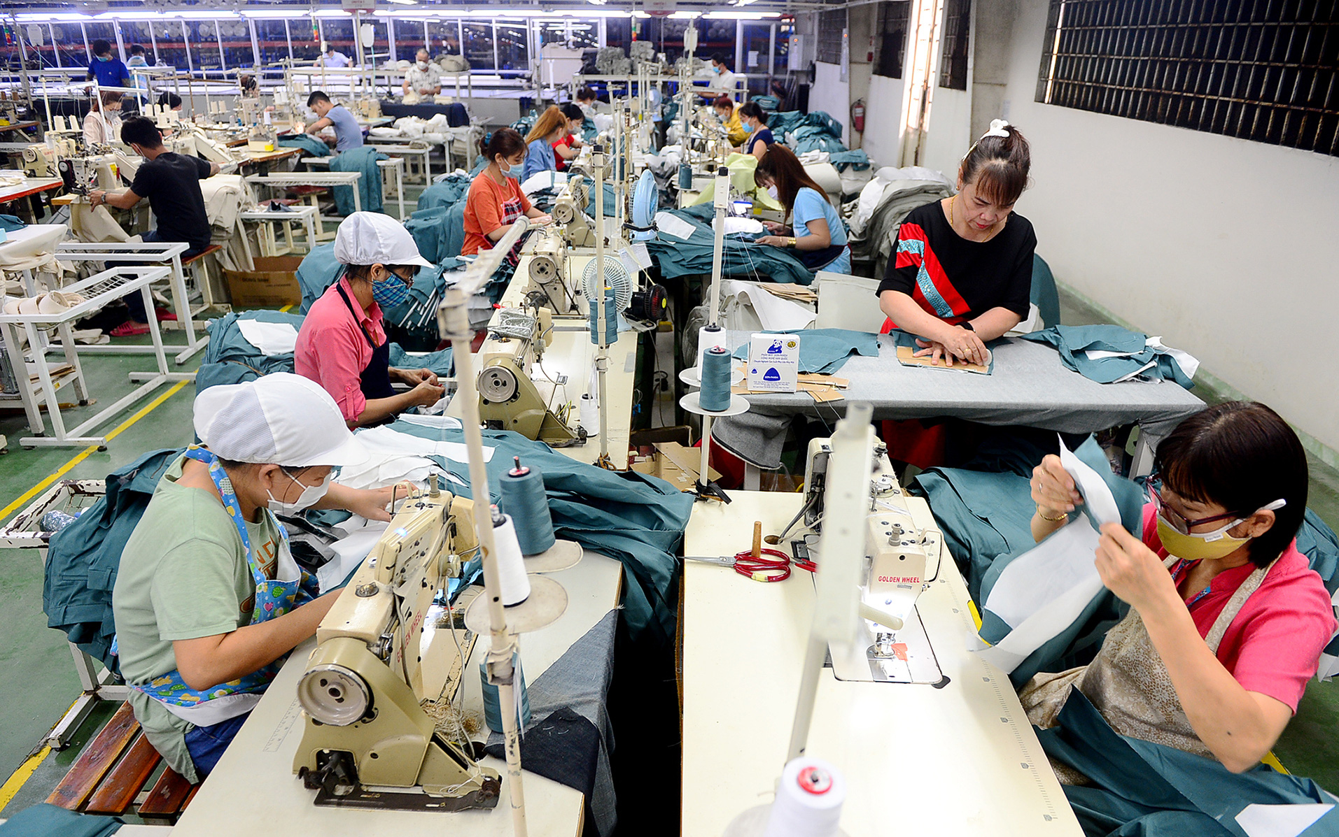 Ngành may đã có đơn hàng đến hết quý 3-2024, tuy nhiên đơn giá vẫn còn thắp. Trong ảnh: công nhân dệt may làm việc tại TP Thủ Đức, TP.HCM - Ảnh: QUANG ĐỊNH Ngành may đã có đơn hàng đến hết quý 3-2024, tuy nhiên đơn giá vẫn còn thấp. Trong ảnh: công nhân dệt may làm việc tại TP Thủ Đức, TP.HCM - Ảnh: QUANG ĐỊNH