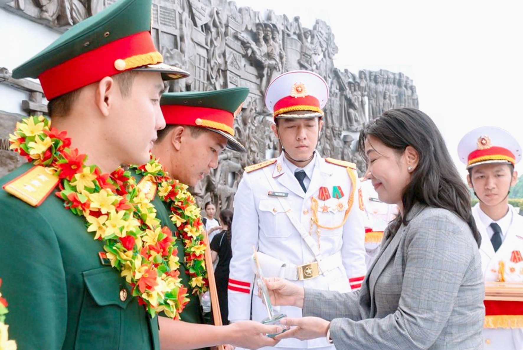 Trao khen thưởng các điển hình chiến sĩ trẻ giỏi, tiêu biểu, xứng danh bộ đội Cụ Hồ năm 2024 - Ảnh: K.A. Trao khen thưởng các điển hình chiến sĩ trẻ giỏi, tiêu biểu, xứng danh bộ đội Cụ Hồ năm 2024 - Ảnh: K.A.