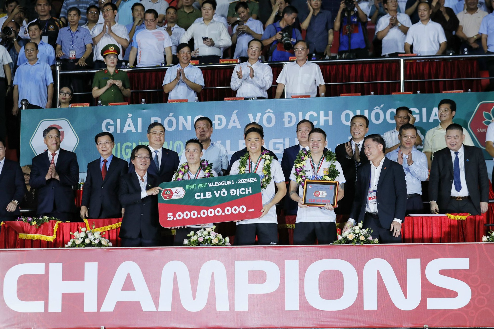 Vô địch V-League với 5 tỉ tiền thưởng, CLB Nam Định bất ngờ nhận thêm món quà quý- Ảnh 1. Vô địch V-League với 5 tỉ tiền thưởng, CLB Nam Định bất ngờ nhận thêm món quà quý- Ảnh 1.