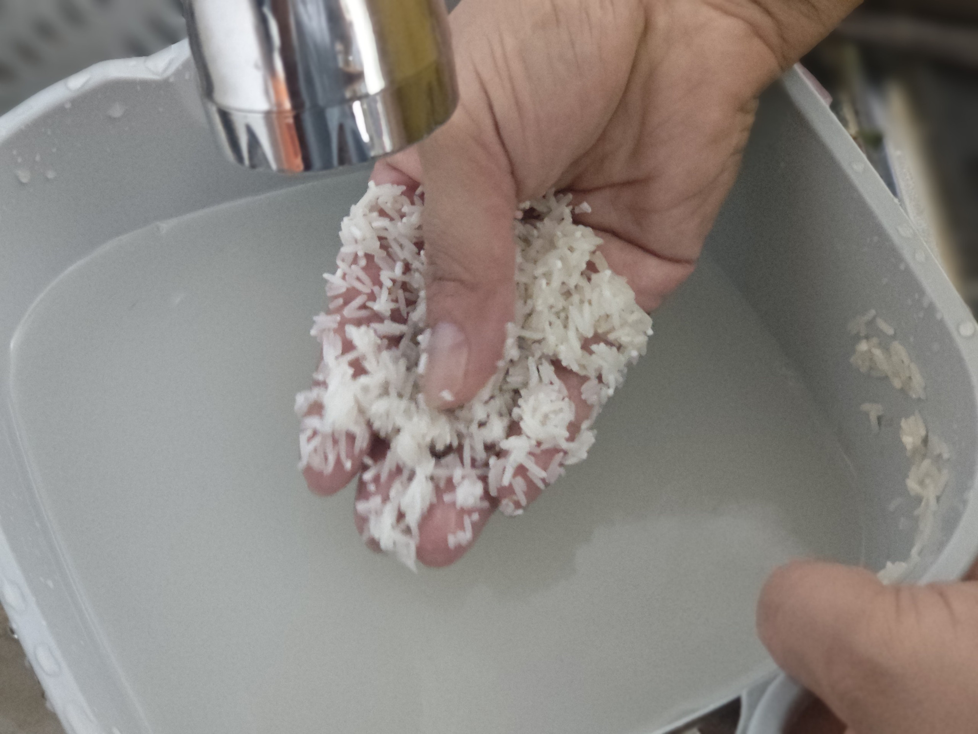 Nhiều người có thói quen vo gạo thật kỹ trước khi nấu cơm - Ảnh minh họa: D.LIỄU Nhiều người có thói quen vo gạo thật kỹ trước khi nấu cơm - Ảnh minh họa: D.LIỄU