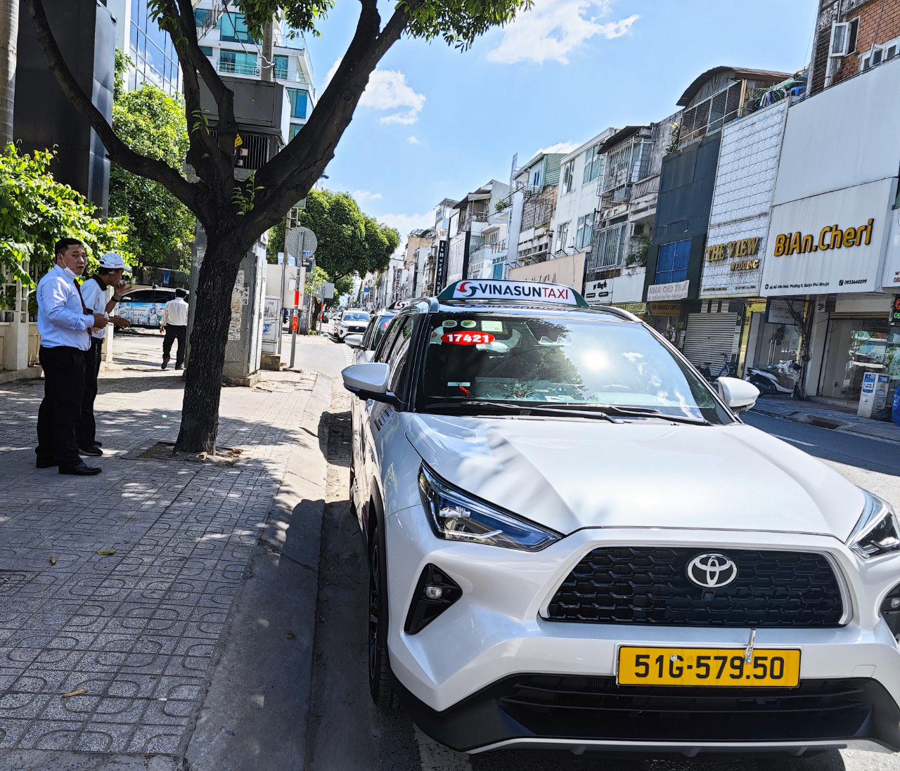 Vốn đổ vào ngành taxi, mở dịch vụ đưa đón học sinh và khách nhậu- Ảnh 1. Taxi truyền thống mua hàng ngàn xe hybrid (xăng lai điện) để chạy dịch vụ thay vì đầu tư xe thuần điện - Ảnh: CÔNG TRUNG