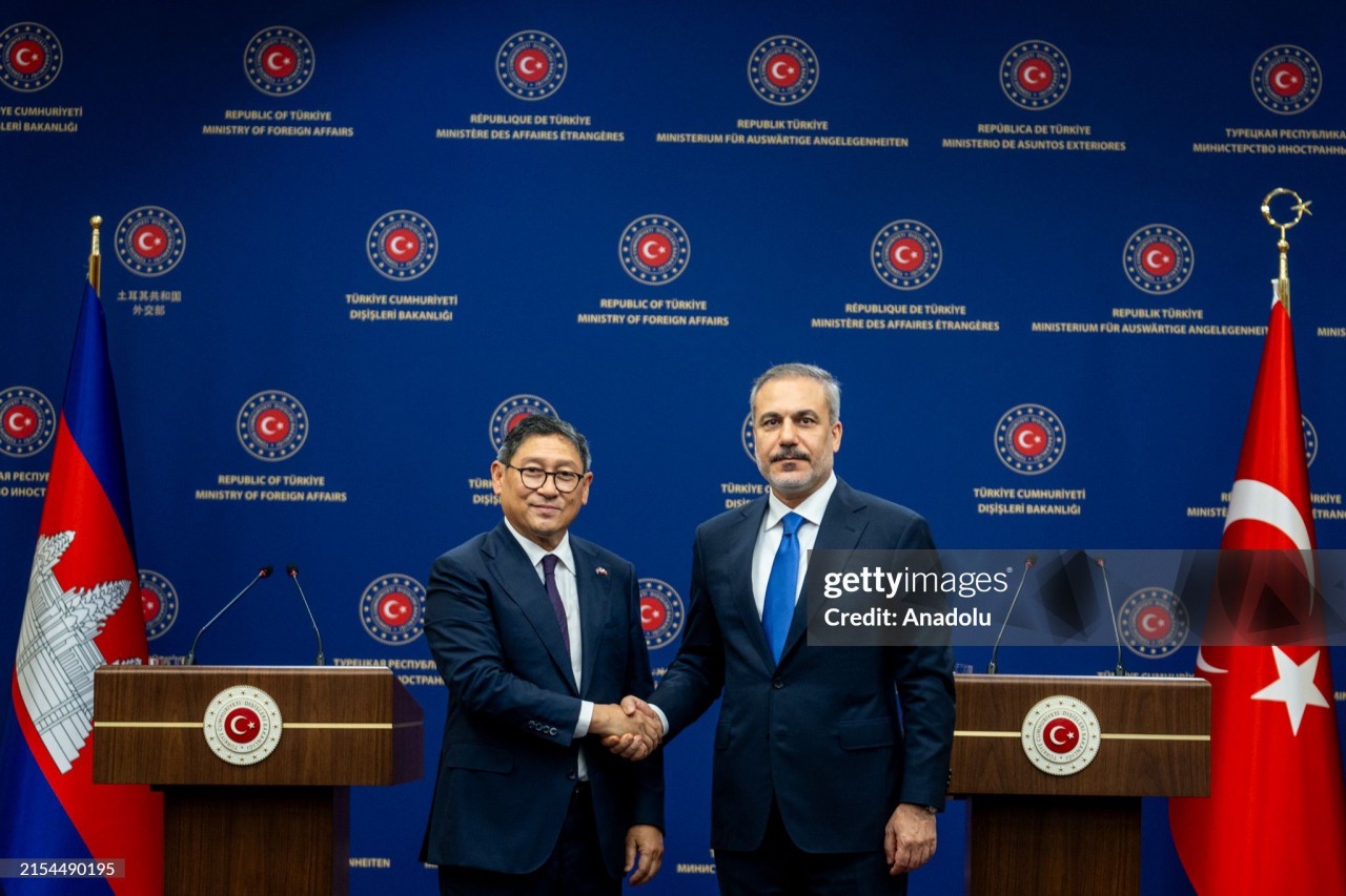Phó Thủ tướng kiêm Bộ trưởng Ngoại giao và Hợp tác quốc tế Campuchia Sok Chenda Sophea và Ngoại trưởng Thổ Nhĩ Kỳ Hakan Fidan tại Ankara ngày 28/5/2024. (Nguồn: Anadolu)