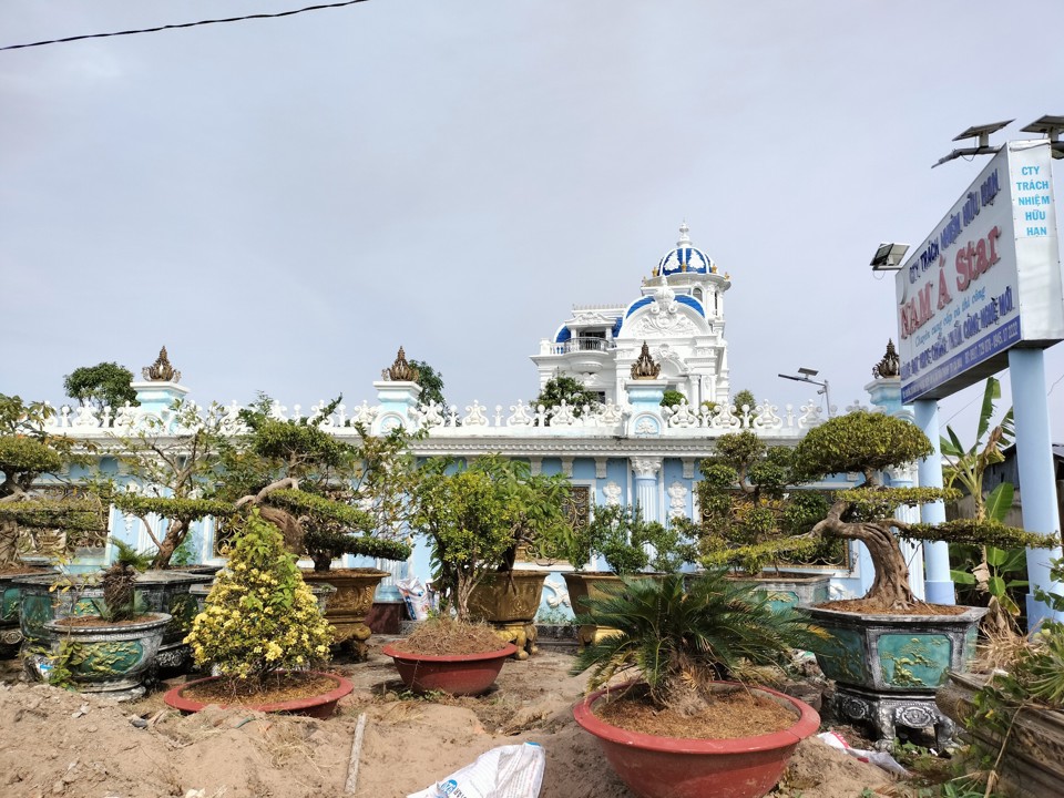 Bên trong căn biệt thự (Hoàng Nam)