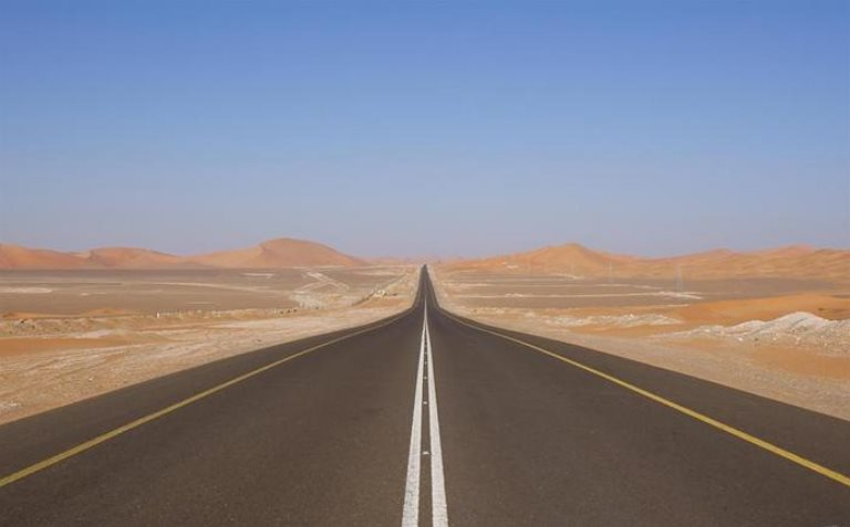 Xẻ ngang sa mạc, Saudi Arabia xây dựng công trình như phim viễn tưởng: Dải bê tông nhựa thẳng tắp dài 240 km, không khúc quanh, không ngã rẽ, lập Kỷ lục Guinness Thế giới - Ảnh 1. Xẻ ngang sa mạc, Saudi Arabia xây dựng công trình như phim viễn tưởng: Dải bê tông nhựa thẳng tắp dài 240 km, không khúc quanh, không ngã rẽ, lập Kỷ lục Guinness Thế giới - Ảnh 1.