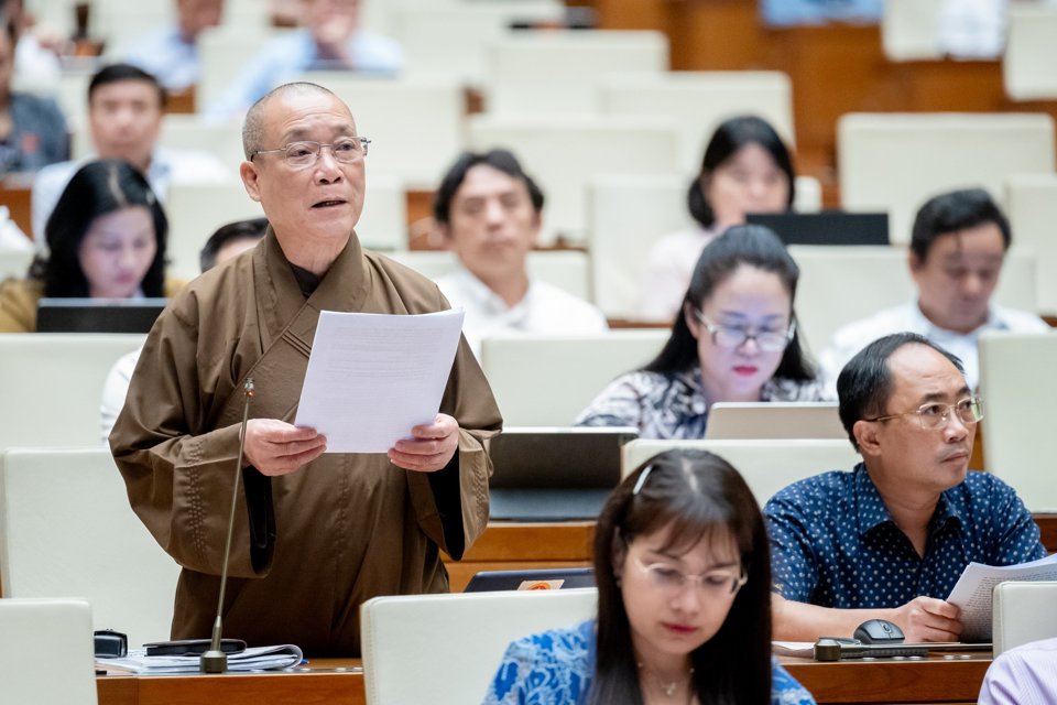 Đại biểu Hòa thượng Thích Bảo Nghiêm (Đoàn đại biểu Quốc hội TP Hà Nội) phát biểu thảo luận - Ảnh: Quochoi.vn