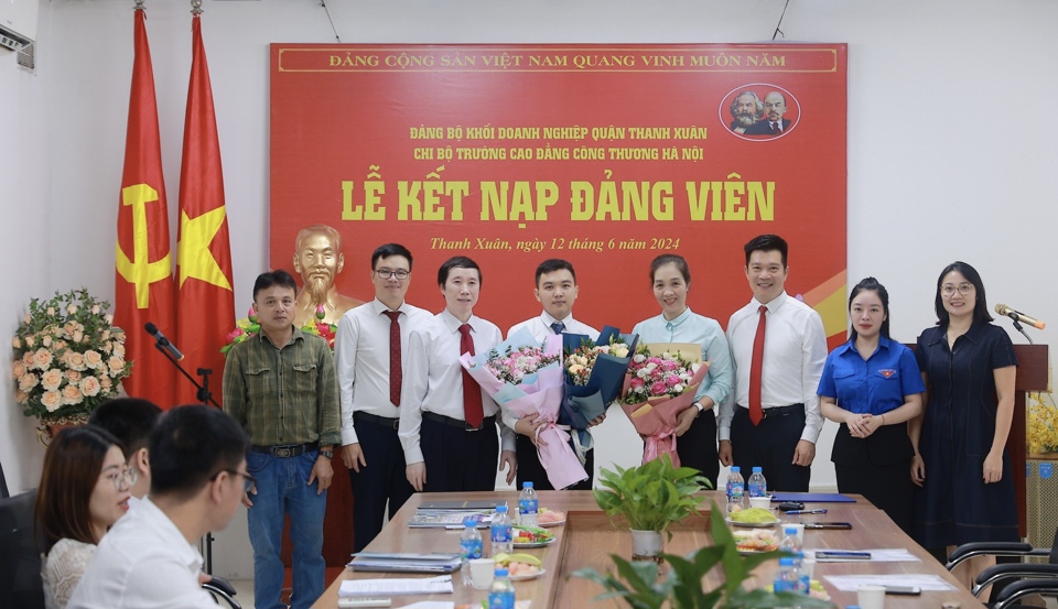 Chi bộ Trường Cao đẳng Công thương Hà Nội tổ chức lễ kết nạp đảng viên cho học viên Phi Hồ Hải (học viên hệ 2 văn bằng ngành Tin học ứng dụng) - đảng viên đầu tiên trong khối các trường dân lập thuộc Đảng bộ quận Thanh Xuân
