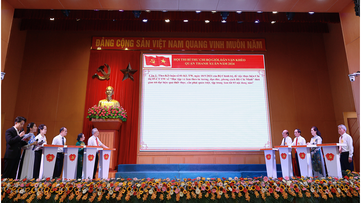 Các thí sinh tham gia phần thi trả lời câu hỏi trắc nghiệm