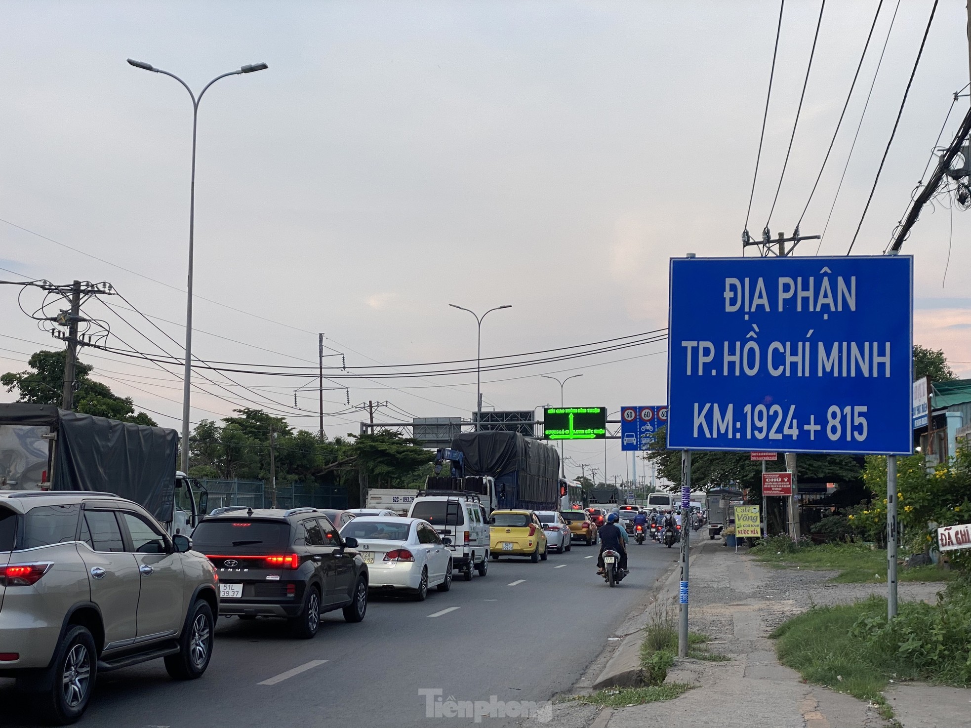 Cửa ngõ phía Tây TPHCM kẹt cứng tối cuối tuần ảnh 2