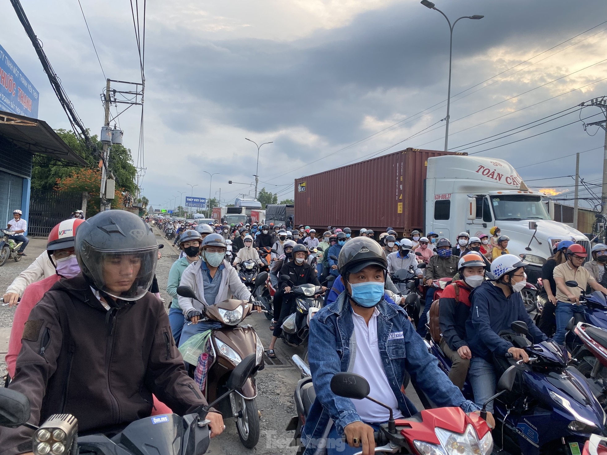 Cửa ngõ phía Tây TPHCM kẹt cứng tối cuối tuần ảnh 3