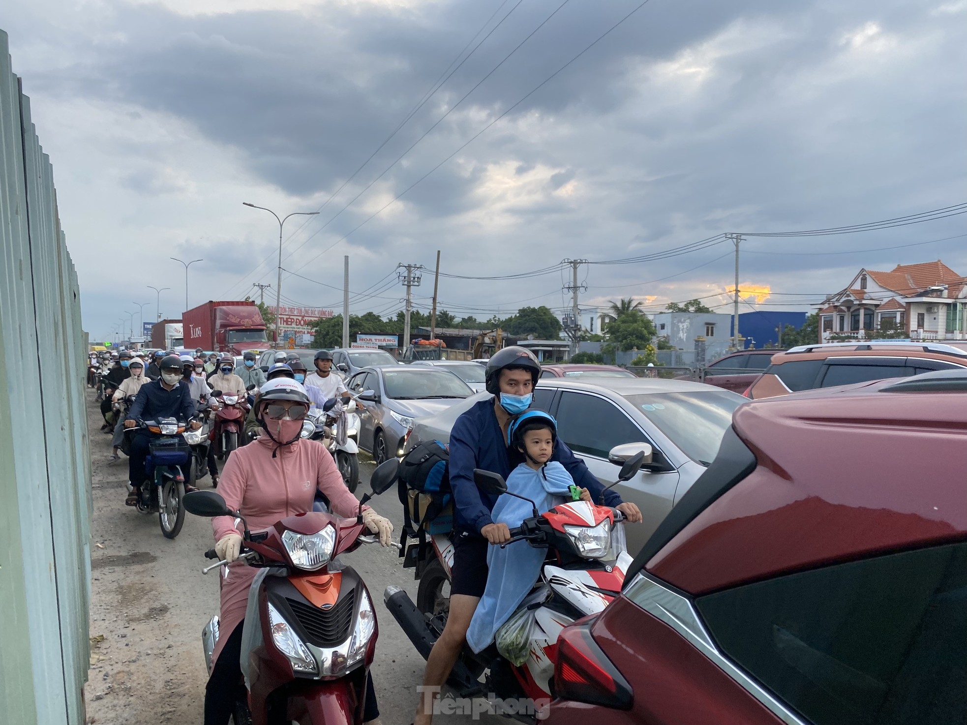 Cửa ngõ phía Tây TPHCM kẹt cứng tối cuối tuần ảnh 5