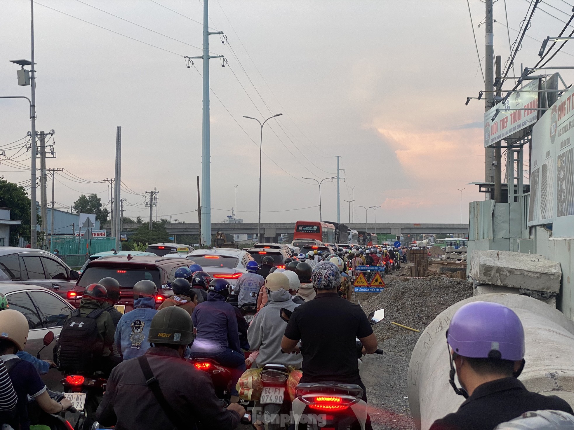 Cửa ngõ phía Tây TPHCM kẹt cứng tối cuối tuần ảnh 6