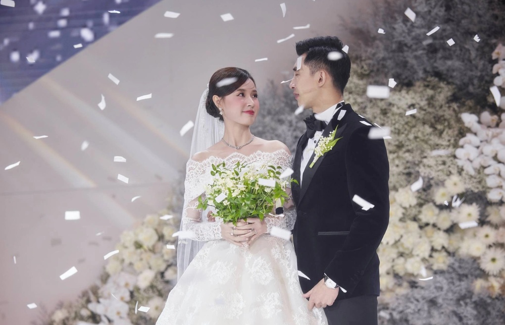 Midu diện 4 chiếc váy độc đáo, trị giá hàng tỷ đồng trong đám cưới - 4 Midu diện 4 chiếc váy độc đáo, trị giá hàng tỷ đồng trong đám cưới - 4