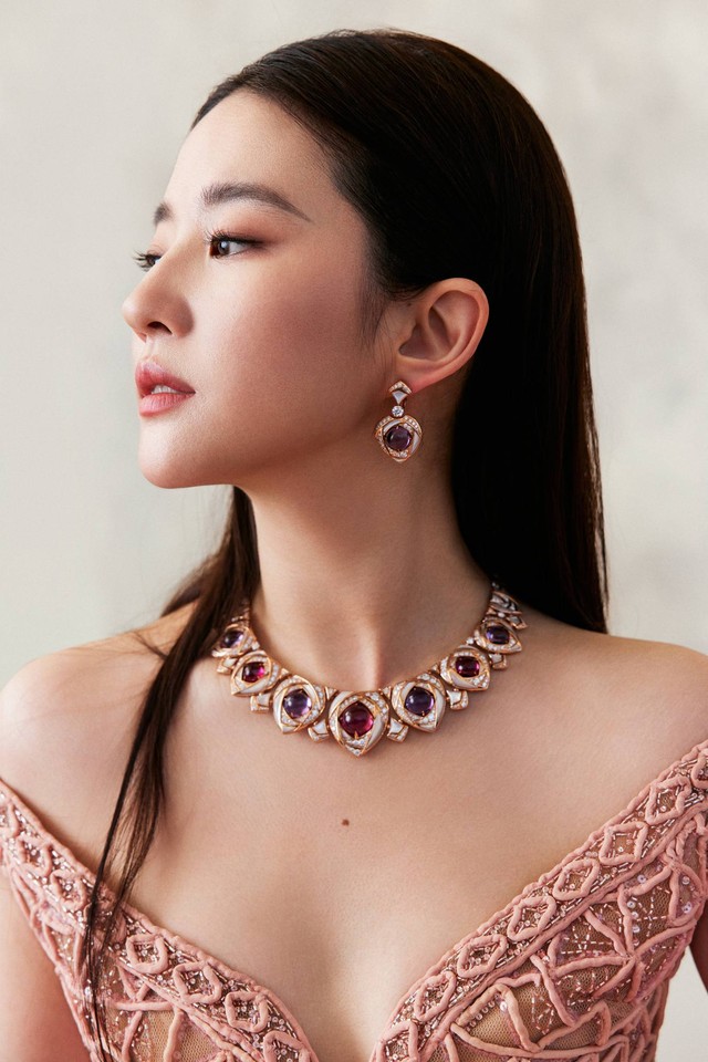 Vạn Thiến 'lấn át' Lưu Diệc Phi, Đường Yên có vẻ kém sức sống- Ảnh 2. Vạn Thiến 'lấn át' Lưu Diệc Phi, Đường Yên có vẻ kém sức sống- Ảnh 2.
