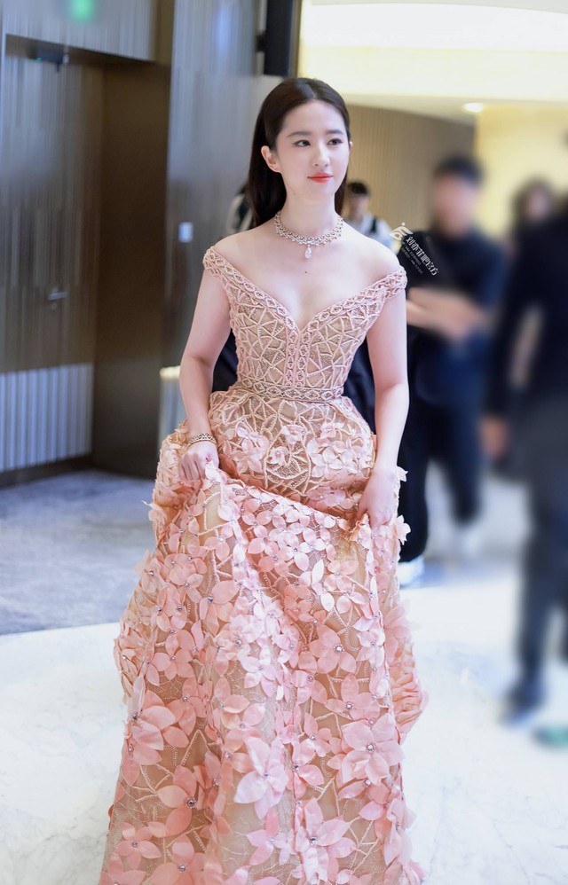 Vạn Thiến 'lấn át' Lưu Diệc Phi, Đường Yên có vẻ kém sức sống- Ảnh 5. Vạn Thiến 'lấn át' Lưu Diệc Phi, Đường Yên có vẻ kém sức sống- Ảnh 5.