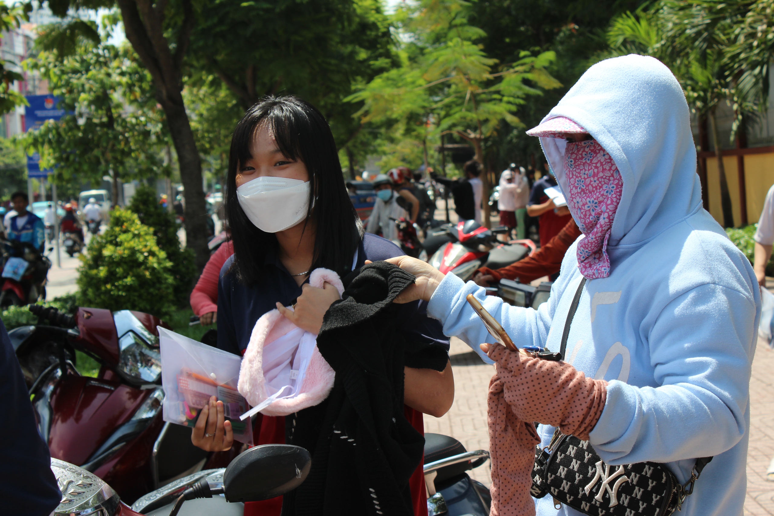 Ngày gia đình Việt Nam: Mẹ học lớp 3 mong con vào ĐH, một đời bình an- Ảnh 12. Ngày gia đình Việt Nam: Mẹ học lớp 3 mong con vào ĐH, một đời bình an- Ảnh 12.