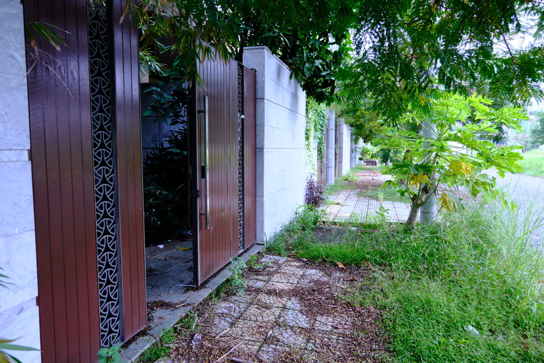 Loạt shophouse tiền tỉ bỏ hoang bên sông Hàn- Ảnh 5. Loạt shophouse tiền tỉ bỏ hoang bên sông Hàn- Ảnh 5.