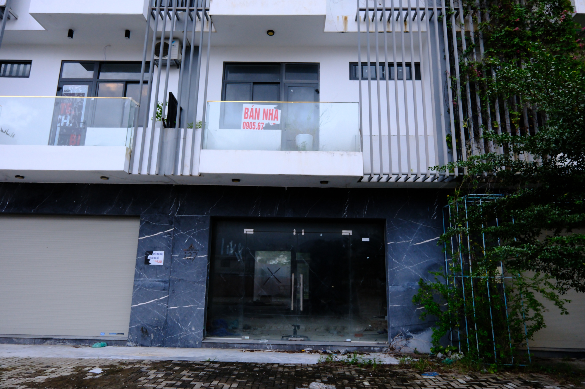 Loạt shophouse tiền tỉ bỏ hoang bên sông Hàn- Ảnh 8. Loạt shophouse tiền tỉ bỏ hoang bên sông Hàn- Ảnh 8.