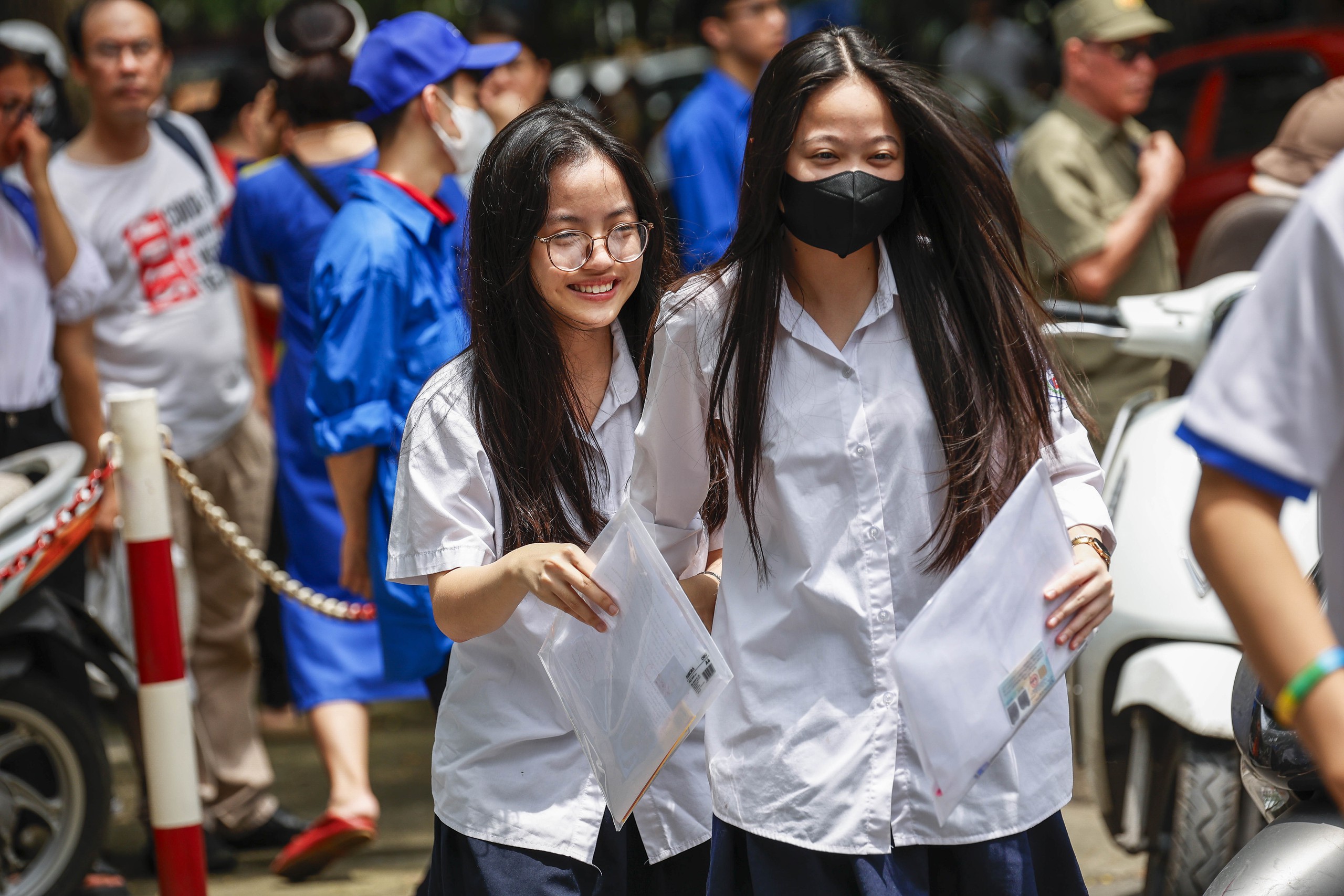 Hồi hộp chờ điểm chuẩn vào lớp 10 ở Hà Nội- Ảnh 2. Hồi hộp chờ điểm chuẩn vào lớp 10 ở Hà Nội- Ảnh 2.
