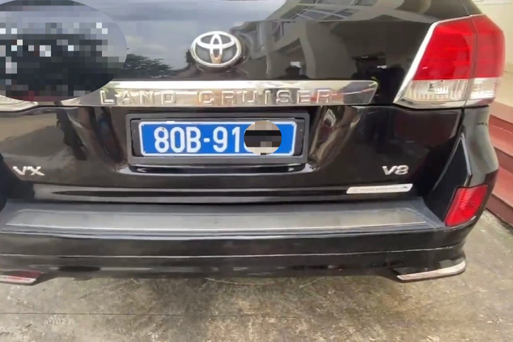 Ô tô Land Cruiser biển trắng lắp thiết bị lật thành xe biển xanh 80B - 2 Ô tô Land Cruiser biển trắng lắp thiết bị lật thành xe biển xanh 80B - 2