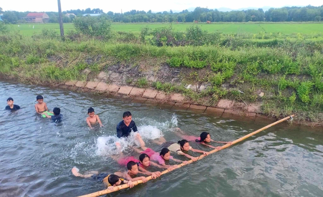 Thầy Tước dạy tới 4 lớp bơi trong một ngày suốt mùa hè Thầy Tước dạy tới 4 lớp bơi trong một ngày suốt mùa hè