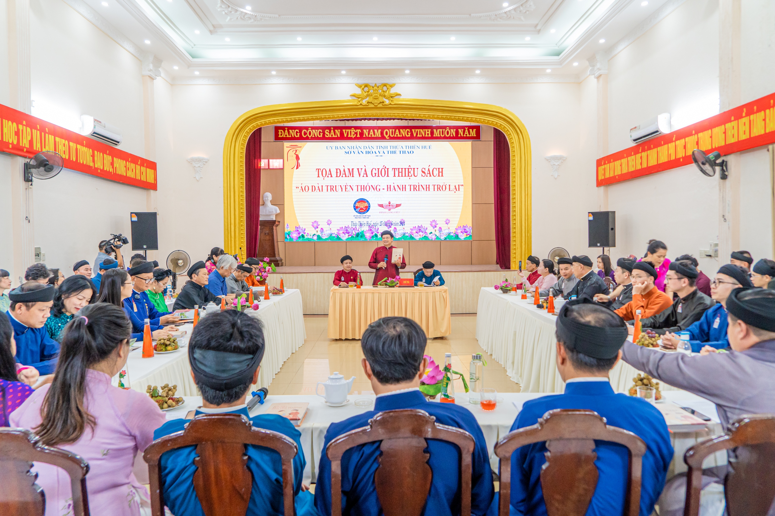 Ấn tượng Tuần lễ Áo dài cộng đồng Huế 2024 - Ảnh 9. Ấn tượng Tuần lễ Áo dài cộng đồng Huế 2024 - Ảnh 9.