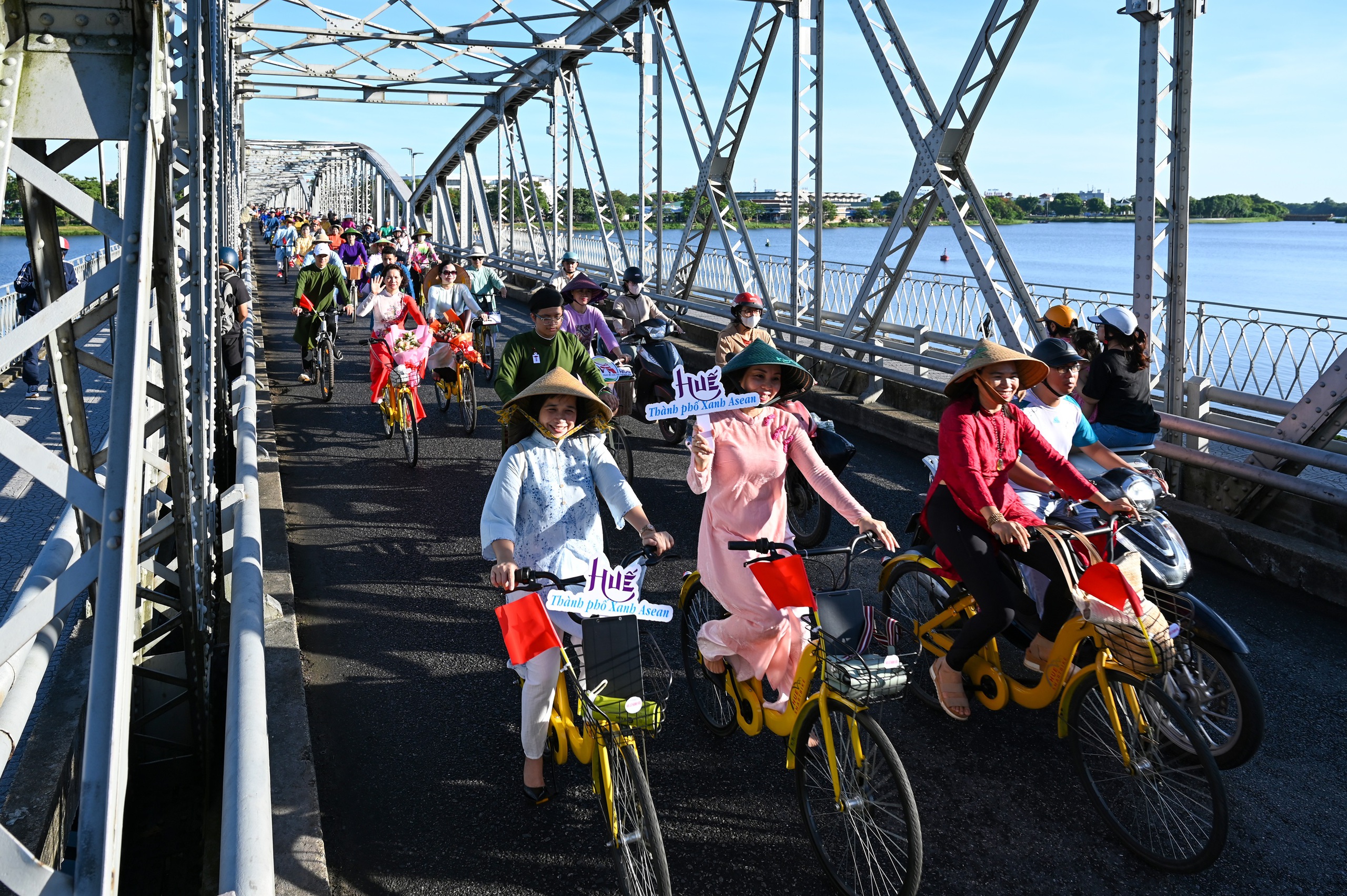Ấn tượng Tuần lễ Áo dài cộng đồng Huế 2024 - Ảnh 17. Ấn tượng Tuần lễ Áo dài cộng đồng Huế 2024 - Ảnh 17.