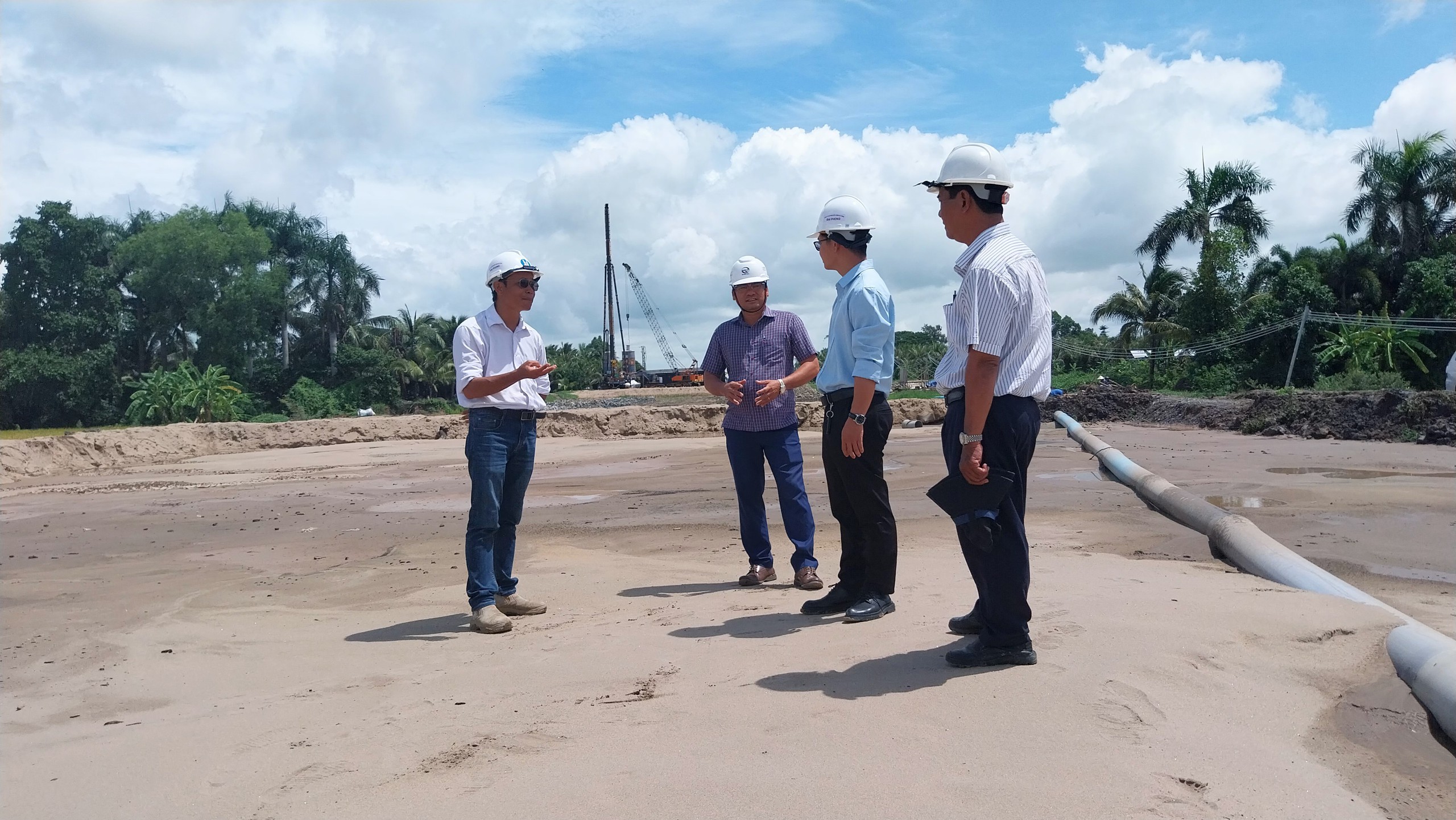 Nhà thầu được phân bổ cát thi công cao tốc trục ngang miền Tây ra sao?- Ảnh 2. Nhà thầu được phân bổ cát thi công cao tốc trục ngang miền Tây ra sao?- Ảnh 2.