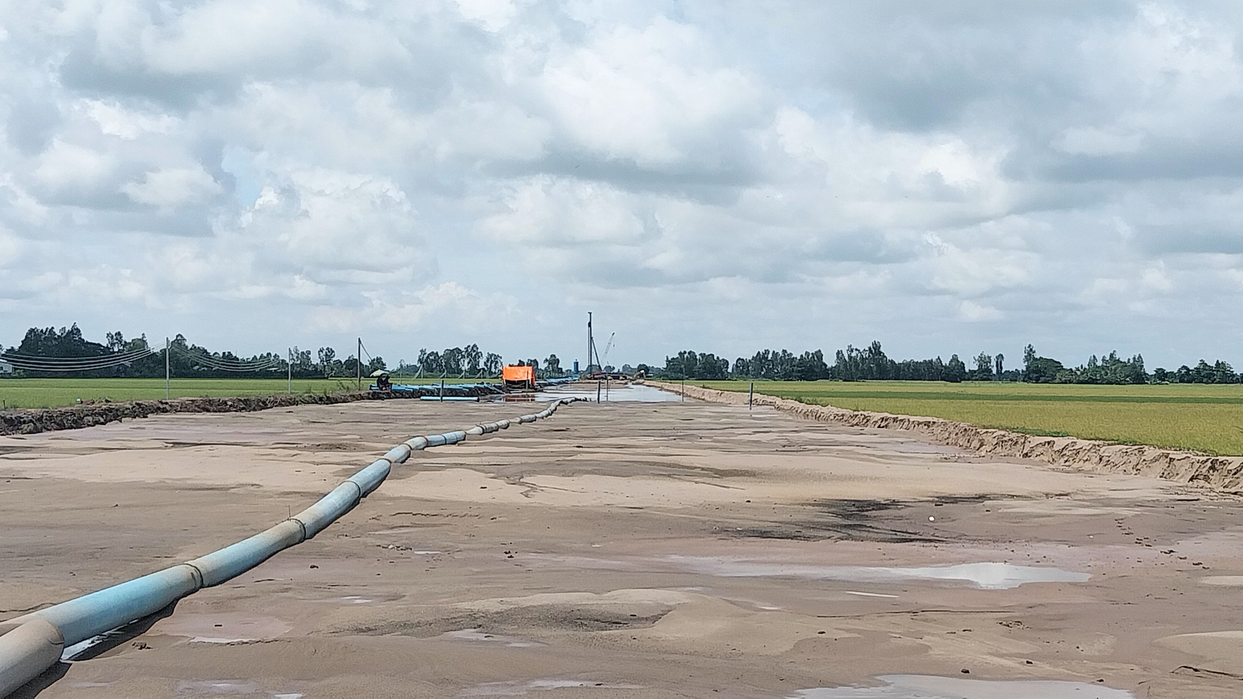 Nhà thầu được phân bổ cát thi công cao tốc trục ngang miền Tây ra sao?- Ảnh 3. Nhà thầu được phân bổ cát thi công cao tốc trục ngang miền Tây ra sao?- Ảnh 3.