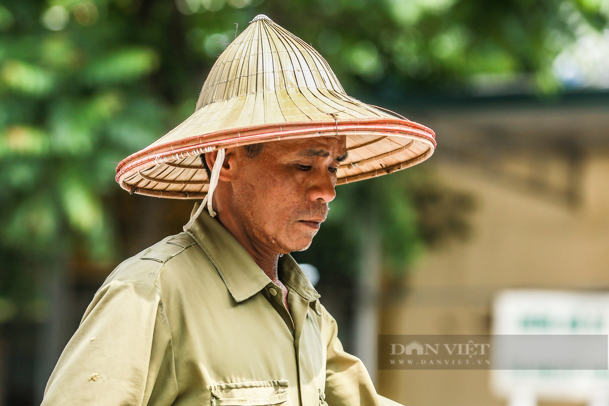 Khuôn mặt đẫm mồ hôi của công nhân dưới thời tiết hơn 40 độ C của Hà Nội- Ảnh 3. Khuôn mặt đẫm mồ hôi của công nhân dưới thời tiết hơn 40 độ C của Hà Nội- Ảnh 3.
