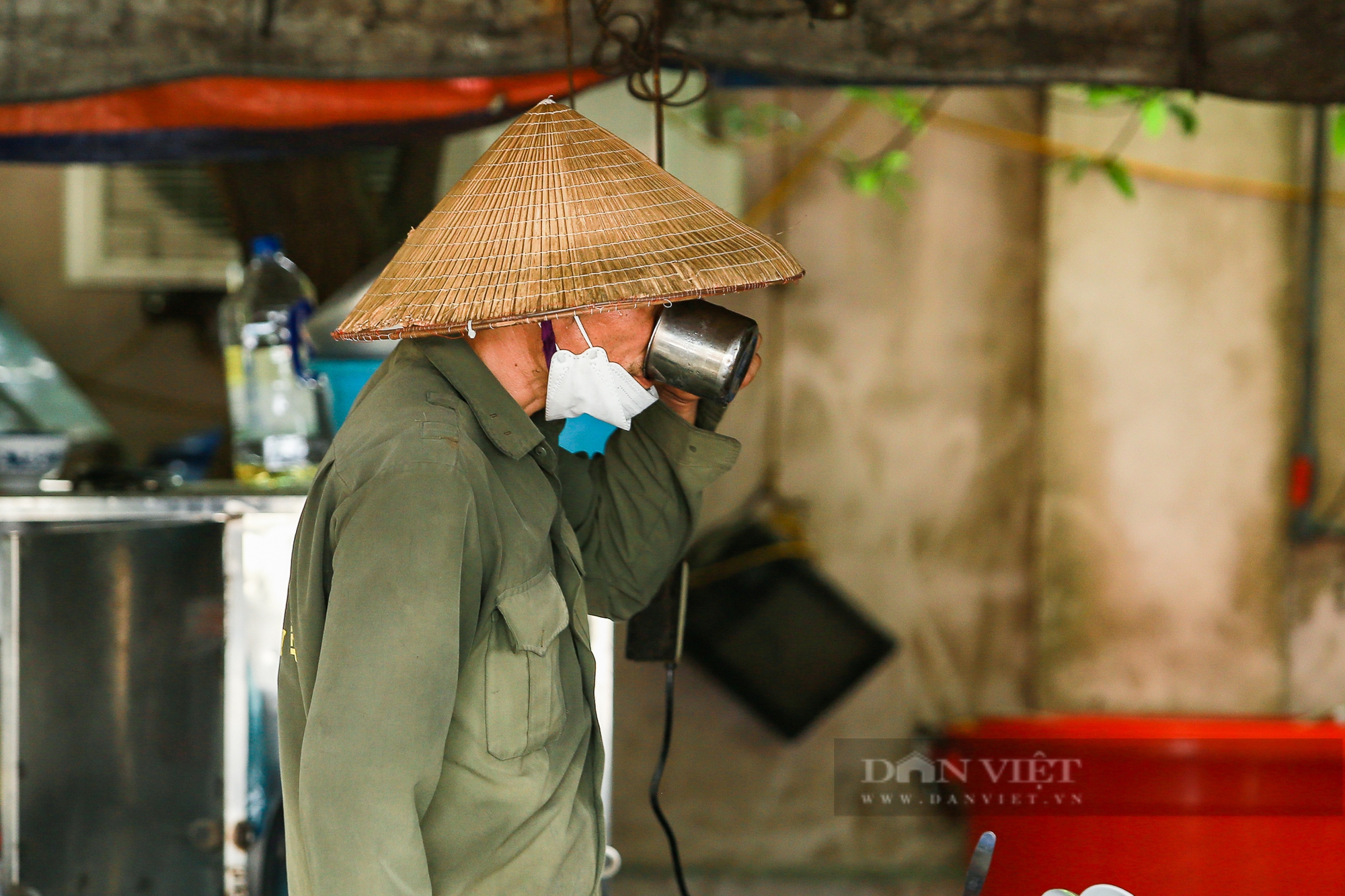 Khuôn mặt đẫm mồ hôi của công nhân dưới thời tiết hơn 40 độ C của Hà Nội- Ảnh 4. Khuôn mặt đẫm mồ hôi của công nhân dưới thời tiết hơn 40 độ C của Hà Nội- Ảnh 4.