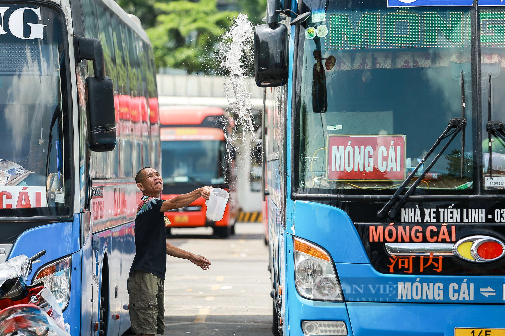 Khuôn mặt đẫm mồ hôi của công nhân dưới thời tiết hơn 40 độ C của Hà Nội- Ảnh 5. Khuôn mặt đẫm mồ hôi của công nhân dưới thời tiết hơn 40 độ C của Hà Nội- Ảnh 5.