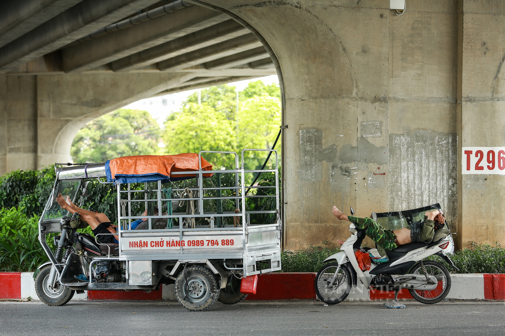 Khuôn mặt đẫm mồ hôi của công nhân dưới thời tiết hơn 40 độ C của Hà Nội- Ảnh 8. Khuôn mặt đẫm mồ hôi của công nhân dưới thời tiết hơn 40 độ C của Hà Nội- Ảnh 8.