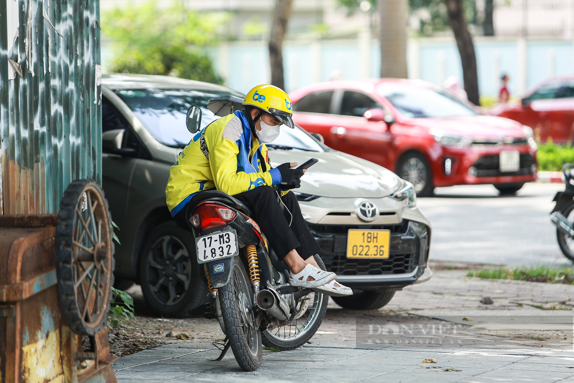 Khuôn mặt đẫm mồ hôi của công nhân dưới thời tiết hơn 40 độ C của Hà Nội- Ảnh 9. Khuôn mặt đẫm mồ hôi của công nhân dưới thời tiết hơn 40 độ C của Hà Nội- Ảnh 9.