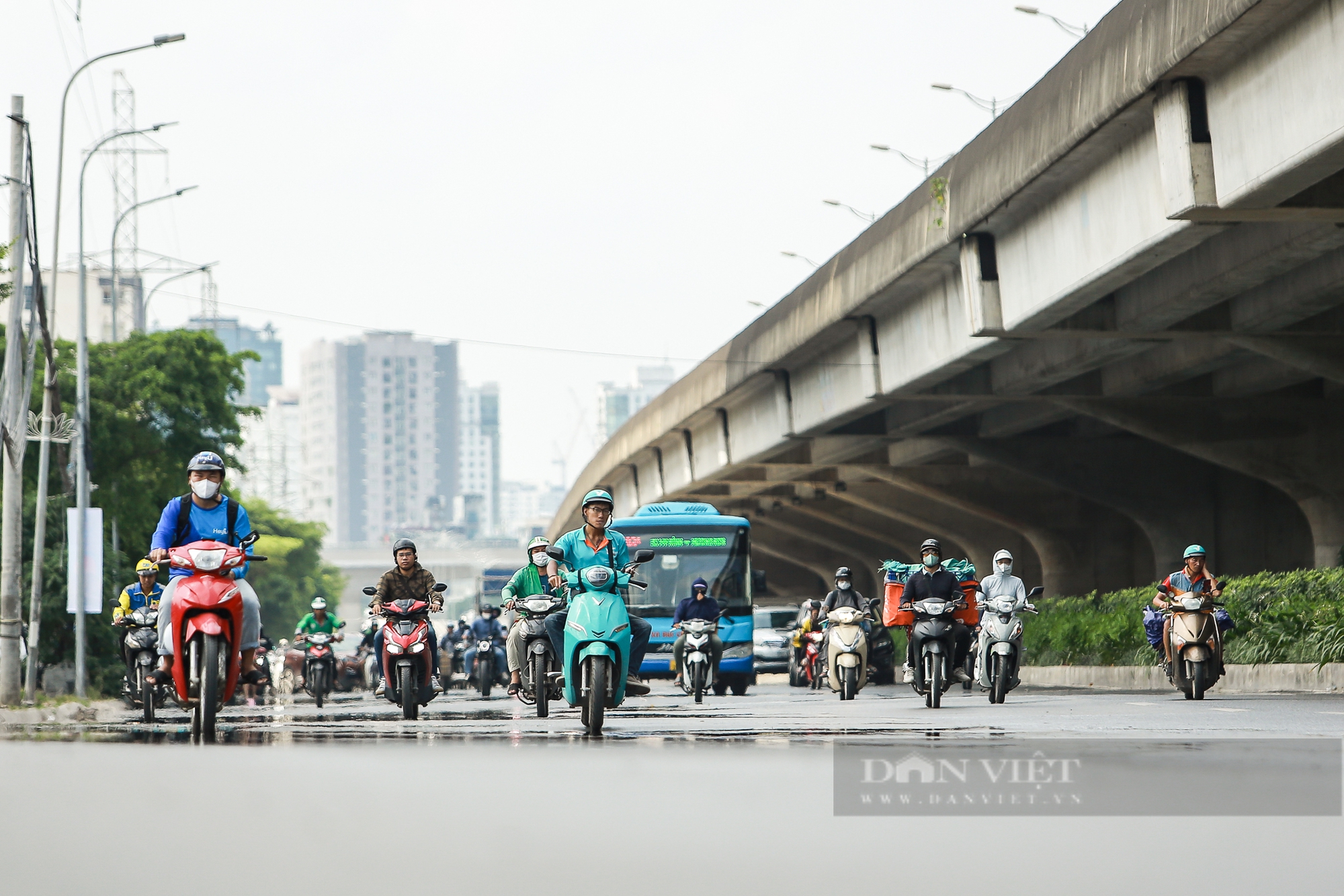 Khuôn mặt đẫm mồ hôi của công nhân dưới thời tiết hơn 40 độ C của Hà Nội- Ảnh 10. Khuôn mặt đẫm mồ hôi của công nhân dưới thời tiết hơn 40 độ C của Hà Nội- Ảnh 10.