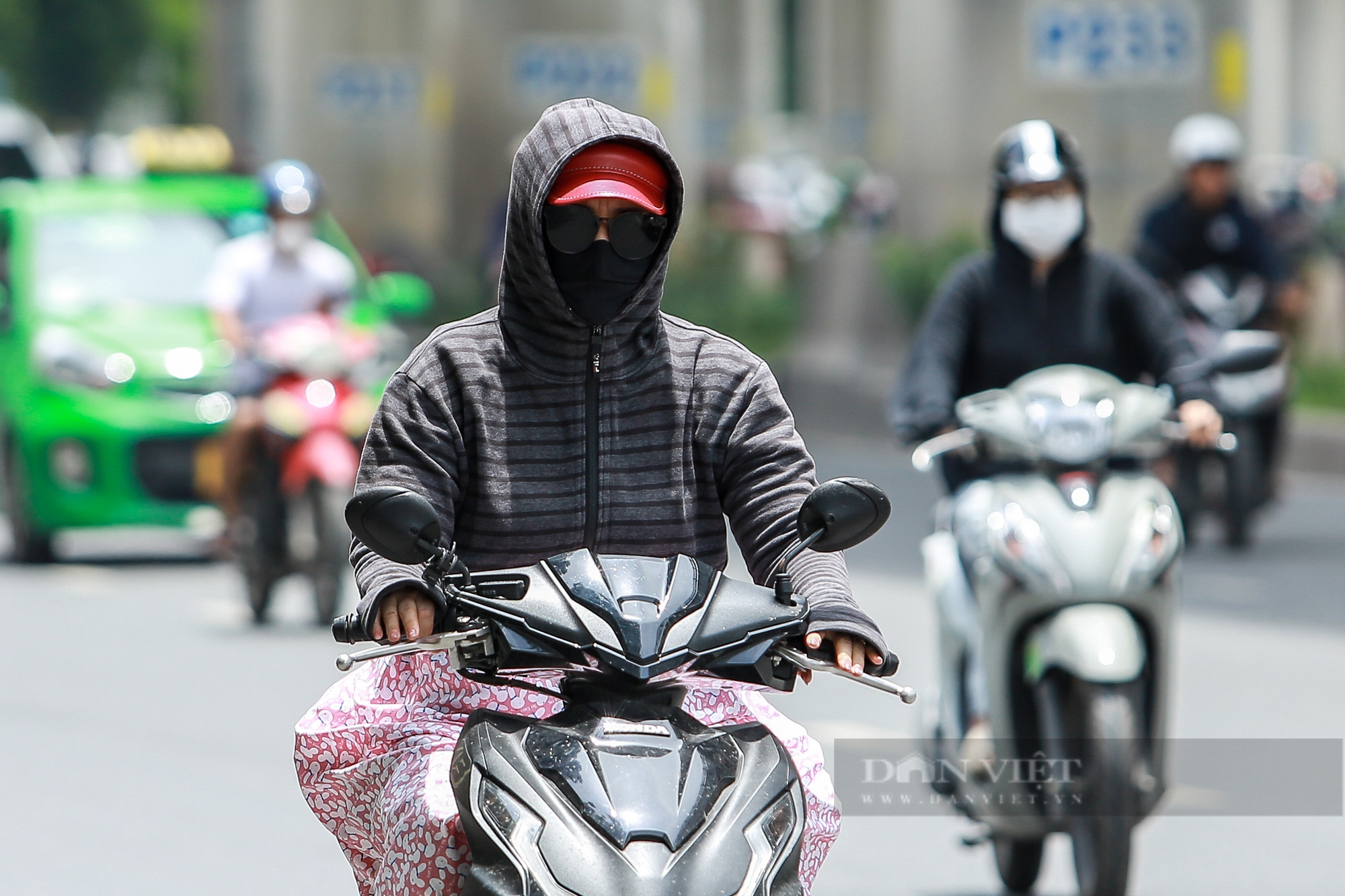 Khuôn mặt đẫm mồ hôi của công nhân dưới thời tiết hơn 40 độ C của Hà Nội- Ảnh 11. Khuôn mặt đẫm mồ hôi của công nhân dưới thời tiết hơn 40 độ C của Hà Nội- Ảnh 11.