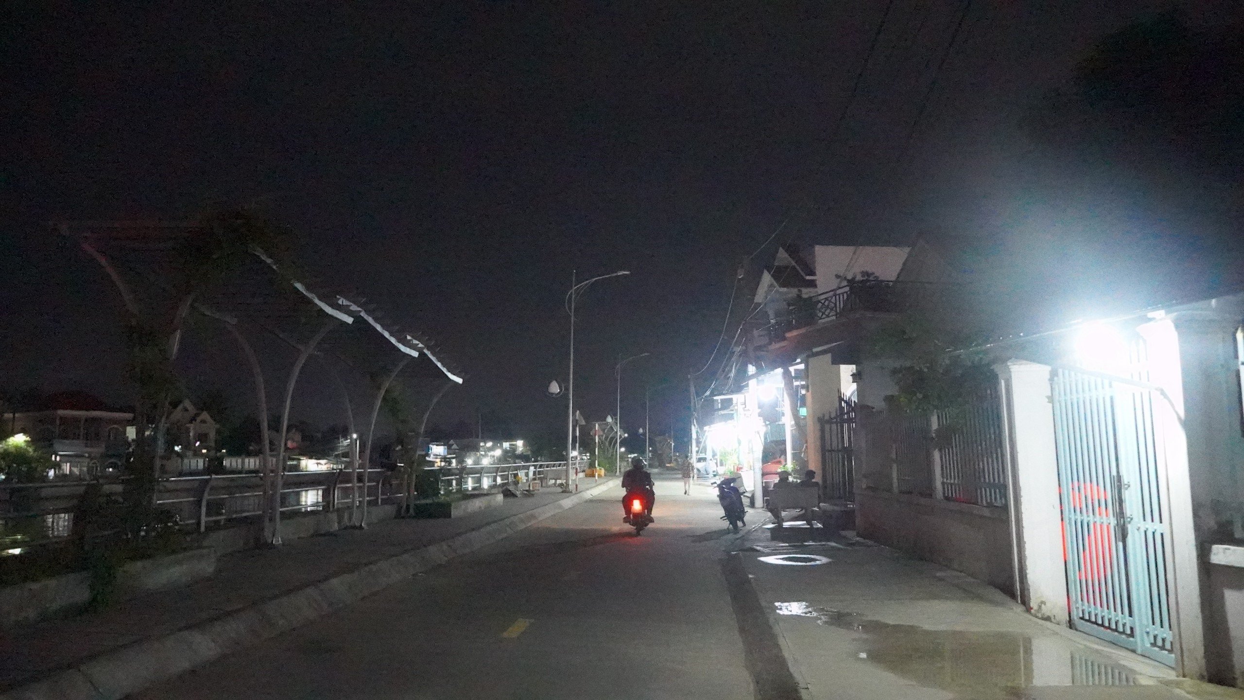 Vì sao đường kè trăm tỷ ở Cần Thơ có đèn nhưng vẫn tối om?- Ảnh 2. Vì sao đường kè trăm tỷ ở Cần Thơ có đèn nhưng vẫn tối om?- Ảnh 2.