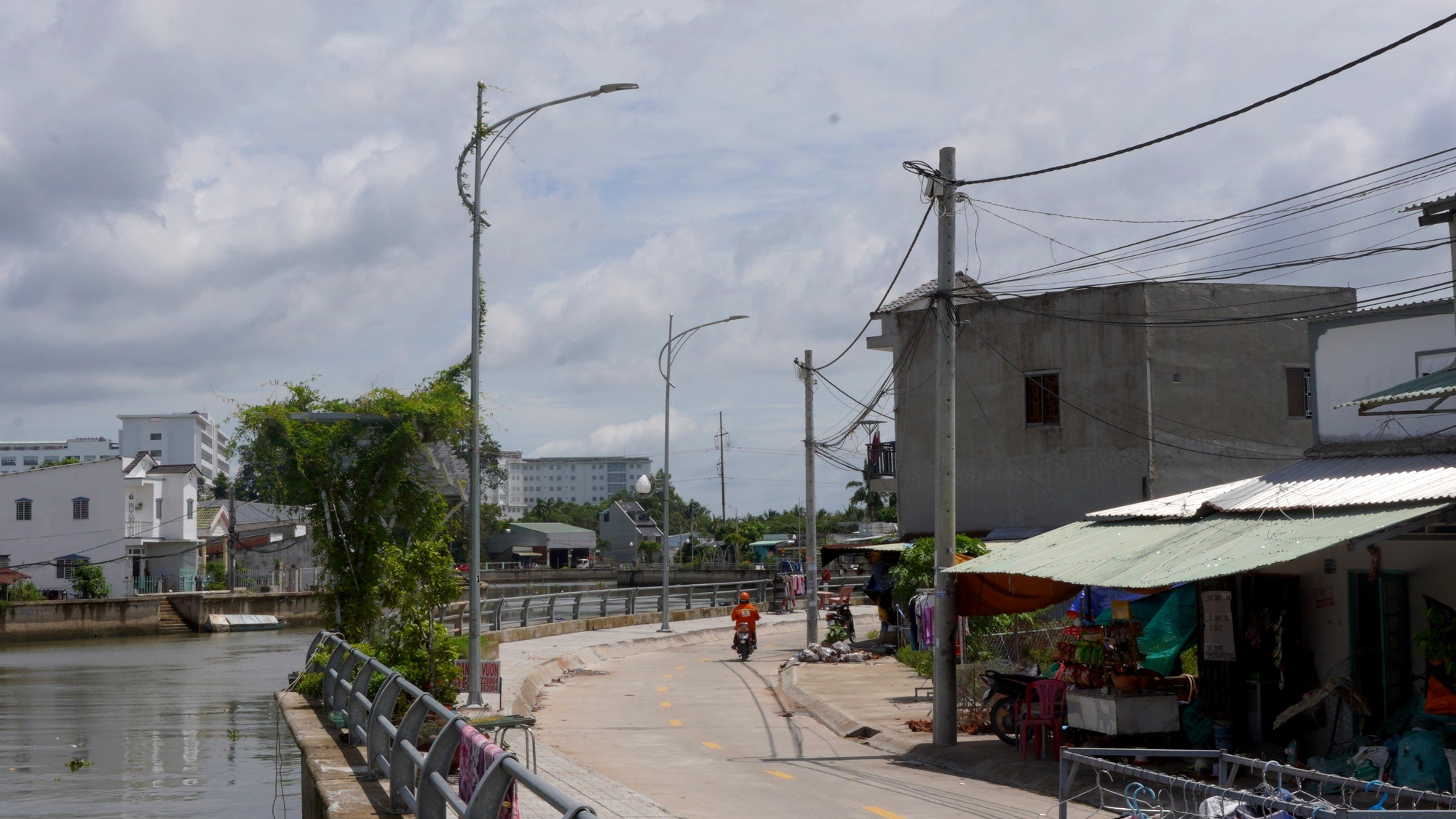 Vì sao đường kè trăm tỷ ở Cần Thơ có đèn nhưng vẫn tối om?- Ảnh 7. Vì sao đường kè trăm tỷ ở Cần Thơ có đèn nhưng vẫn tối om?- Ảnh 7.