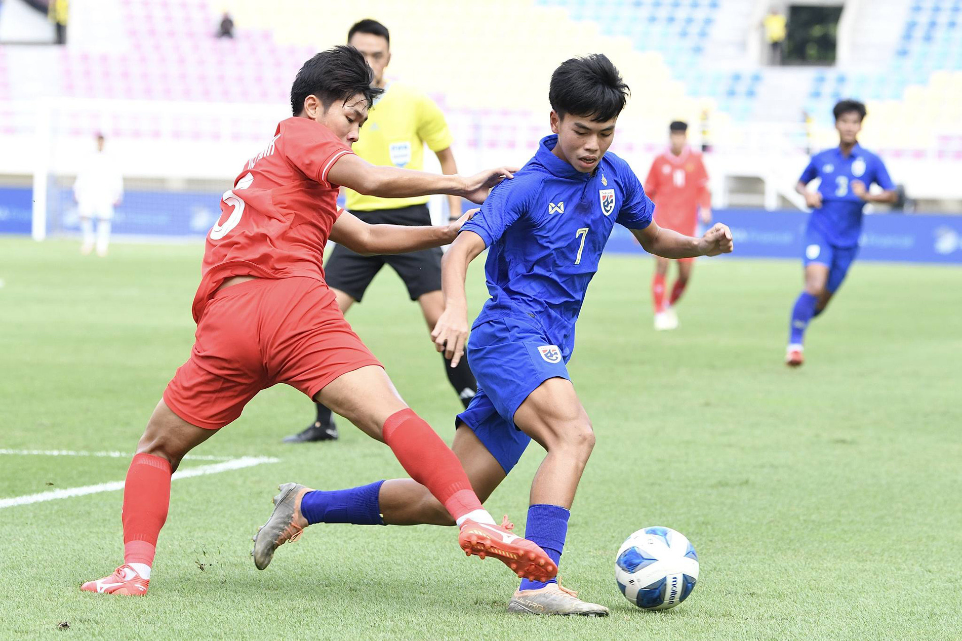 U.16 Việt Nam thua Thái trong ngày có VAR, lỡ giấc mơ chung kết: HLV Minh Chiến nhận lỗi- Ảnh 2. U.16 Việt Nam thua Thái trong ngày có VAR, lỡ giấc mơ chung kết: HLV Minh Chiến nhận lỗi- Ảnh 2.