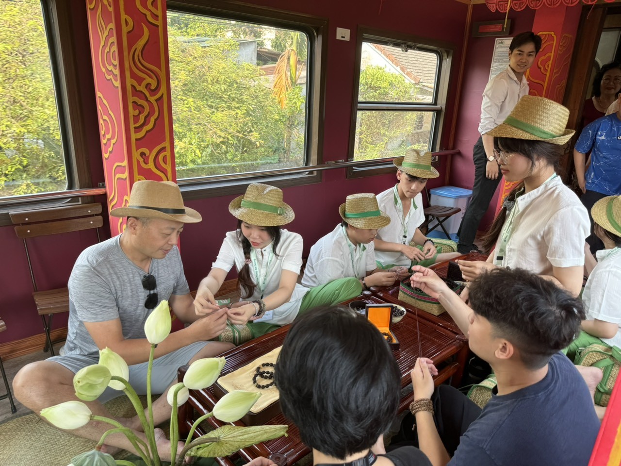 Vừa nghe nhạc trên tàu hỏa, vừa ngắm cảnh đèo “đệ nhất hùng quan”- Ảnh 3. Vừa nghe nhạc trên tàu hỏa, vừa ngắm cảnh đèo “đệ nhất hùng quan”- Ảnh 3.