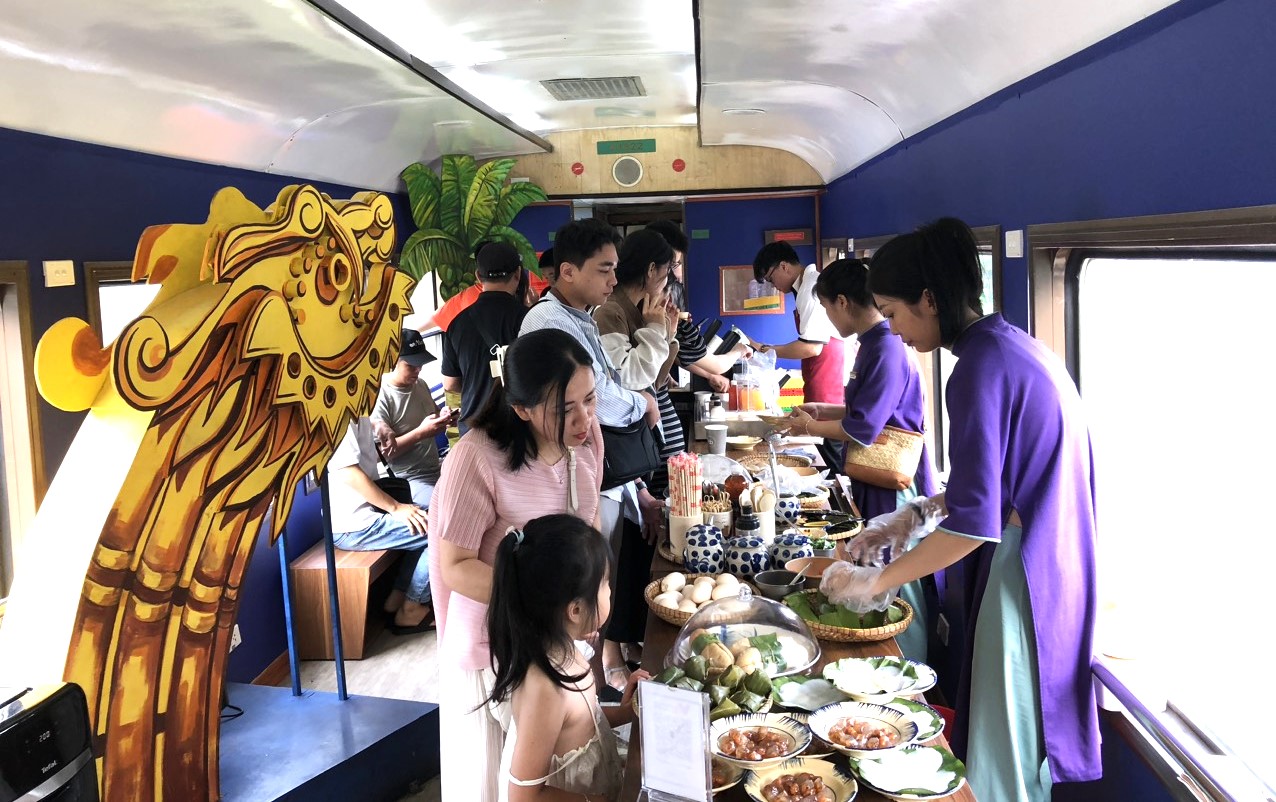 Vừa nghe nhạc trên tàu hỏa, vừa ngắm cảnh đèo “đệ nhất hùng quan”- Ảnh 2. Vừa nghe nhạc trên tàu hỏa, vừa ngắm cảnh đèo “đệ nhất hùng quan”- Ảnh 2.