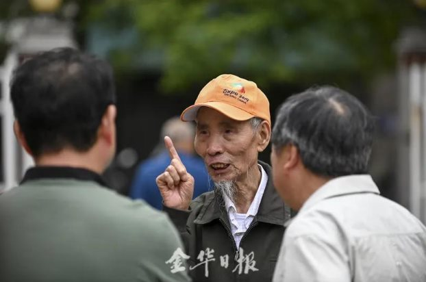 Từng cơ cực đến không có tiền đi học, người đàn ông được dân làng nuôi nấng, nhiều năm sau mang hơn 53 tỷ đồng về quê báo đáp - Ảnh 3. Từng cơ cực đến không có tiền đi học, người đàn ông được dân làng nuôi nấng, nhiều năm sau mang hơn 53 tỷ đồng về quê báo đáp - Ảnh 3.
